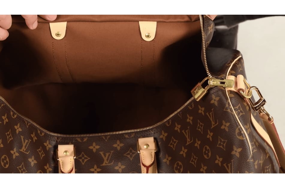 L'intérieur du sac de voyage Louis Vuitton Keepall