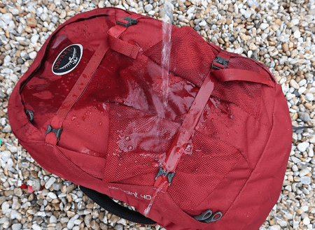 sac à dos Osprey Farpoint 40 est résistant à l'eau